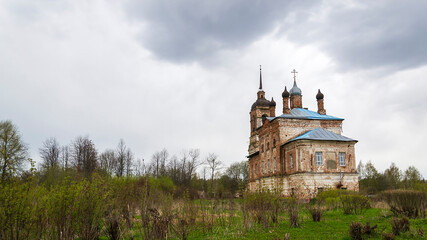 Fototapeta na wymiar landscape rural Orthodox church