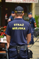 Polska straż miejska podczas pracy w dużym mieście. 
