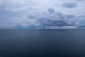 海上の雨雲