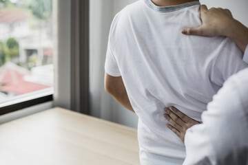 Professional physiotherapists are working to relax the muscles for patients who are treated for muscle disorders, most patients are office workers who sit for a long time causing pain. office syndrome