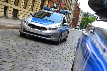 Policjanci prewencji na patrolu w mieście na patrolu.
 - obrazy, fototapety, plakaty