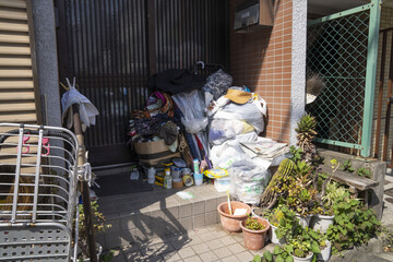 ゴミ屋敷の玄関,ゴミの積み上がった軒先