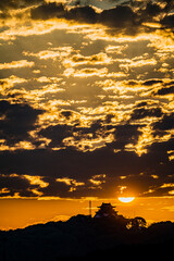 小牧山城と雲間に昇る太陽
