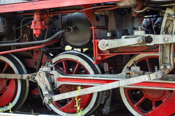 Steam train. View of the wheels and the mechanism. - 441722382