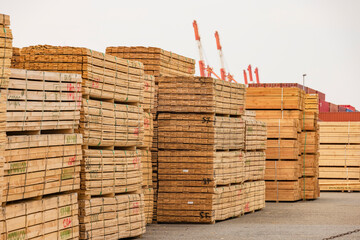 港の資材置き場に積み上がった建築用木材