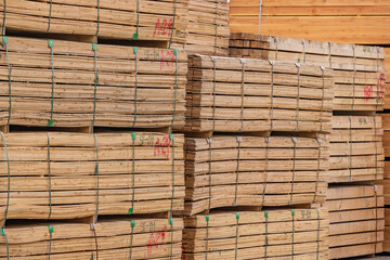資材置き場に積み上がった建築用木材