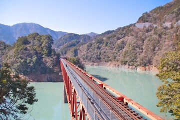 湖の上の線路
