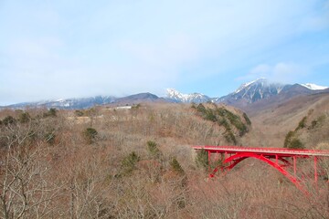 赤い橋と青い空