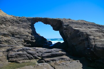 石の穴から見える駿河湾