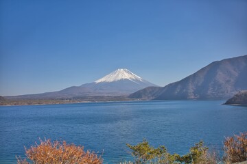 湖と富士山