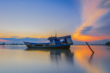 Obraz premium Boat fishing in a beautiful sunset time in one of Batam island fishing village 