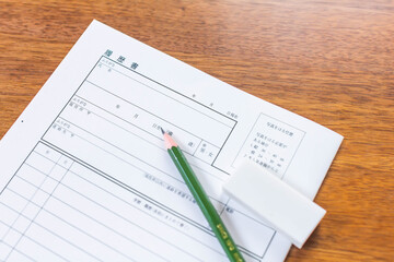 履歴書に鉛筆で下書きをする