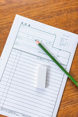 履歴書に鉛筆で下書きをする