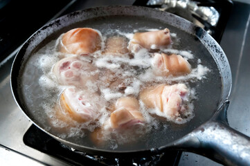 豚足先を茹でる（下拵え）