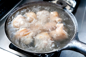 豚足先を茹でる（下拵え）