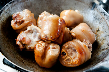 豚足を油と氷砂糖で風味と着色