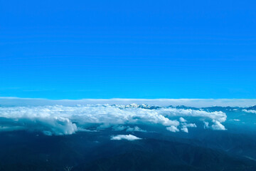 青空と雲と山