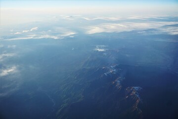 上空から見た雪のかぶった山脈