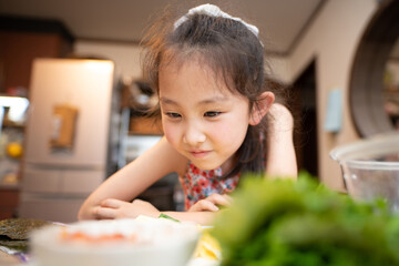 食事が楽しみな少女