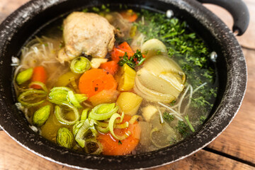 Rosół, pyszna i ładnie podana zupa z kurczaka.