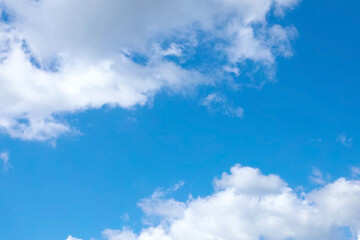 Fototapeta na wymiar 空の風景(青空) 雲に挟まれる透徹した青空