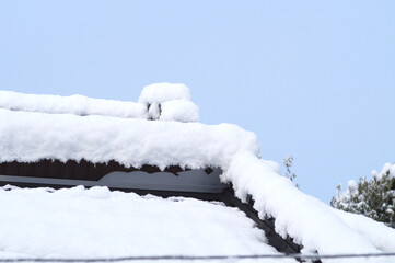 トタン葺き　古民家の屋根に積もった雪