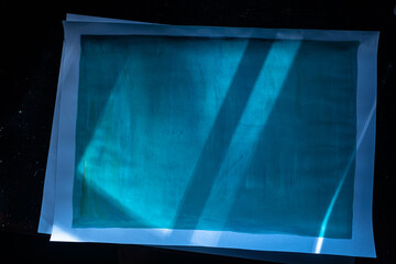 Niebieskie tło, tekstura akwarelowa, cienie i gradient.