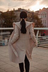 Obraz premium young girl with ponytail waking in the city