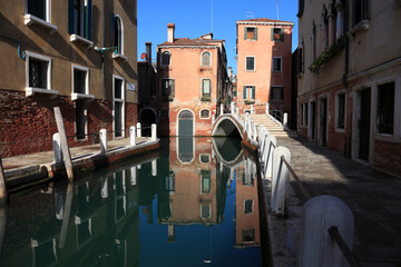Fototapeta na wymiar Spiegelung im Rio delle Eremite, Venedig, Italien