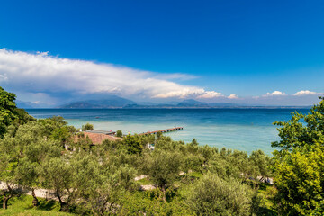 Fototapeta na wymiar veduta del lago di Garda