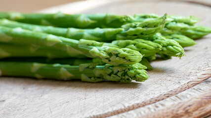 frischer grüner Spargel von einem Spargelfeld als Zutat in einer Küche