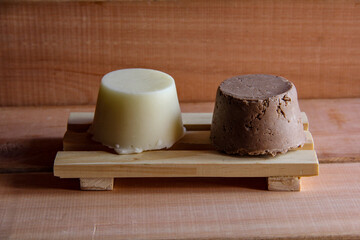 jabones naturales artesanales sobre una tabla de madera en colores pasteles