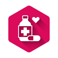 Obraz premium White Medicine bottle and pills icon isolated with long shadow background. Bottle pill sign. Pharmacy design. Pink hexagon button. Vector