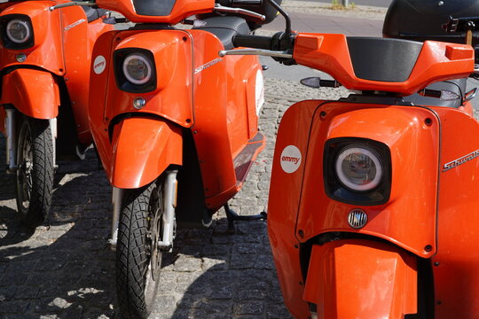 Teilaufnahme mehrere emmy e-Roller bei Sonnenschein in Berlin am 26.06.2021