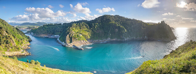 Randonnée le long de la baie de Pasaia en Espagne . © rochagneux