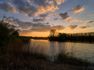 Obraz premium Sonnenuntergang im Vogelschutzgebiet NSG Garstadt bei Heidenfeld im Landkreis Schweinfurt, Unterfranken, Bayern, Deutschland