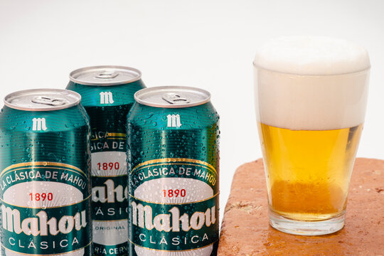 Jerez de la Frontera, C&aacute;diz, Espa&ntilde;a, 26 de junio de 2021, Cl&aacute;sica de Mahou, tres latas de cerveza de 50cl y un vaso con cerveza fr&iacute;a con espuma, sobre fondo blanco.