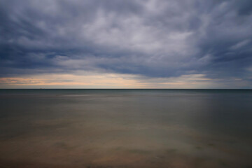 Obraz premium Winter sea with dramatic cloudy sky