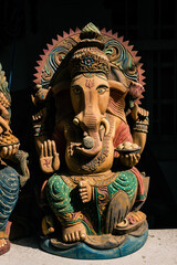 Drewniana kolorowa rzeźba przedstawiająca hinduskiego boga Ganesha.