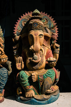 Drewniana kolorowa rzeźba przedstawiająca hinduskiego boga Ganesha.