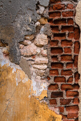 Ceglana ściana, stare zniszczone tło, ciekawa tekstura.