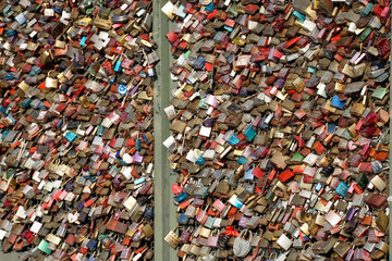 Touristenattraktion Liebsesschlösser auf der Hohenzollernbrücke