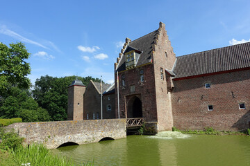 Fototapeta na wymiar Burg Heimerzheim, Wasserburg aus dem 14. Jahrhundert