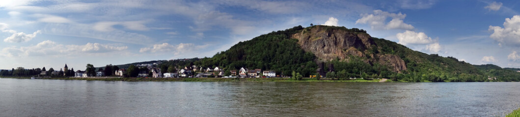 Fototapeta na wymiar Blick von Remagen über den Rhein auf die Erpeler Ley