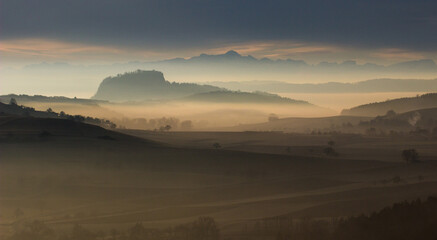 Hohentwiel und Alpenpanorama am frühen Morgen