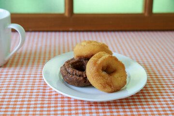 皿にのせたドーナツ