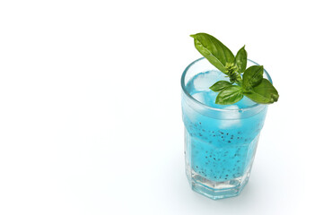 水色のバジルシードドリンク
