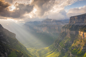 Coucher du soleil sur le canyon d'Ordesa en Espagne