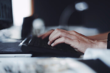 パソコンと女性の手元