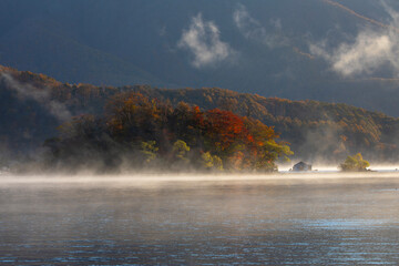 朝霧たつ紅葉の秋元湖（裏磐梯）の朝